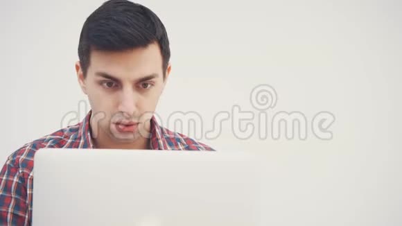 专注的年轻人站着用笔记本电脑找合适的公寓搬家然后打电话视频的预览图