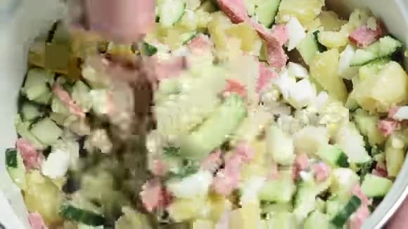 勺子混合准备的蔬菜沙拉鸡蛋秋千菜视频的预览图