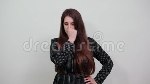 白人年轻女人用手指捏着鼻子视频的预览图