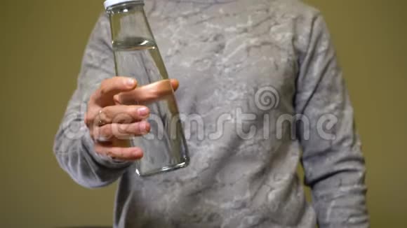 他用新鲜的清水批准玻璃瓶零浪费概念视频的预览图