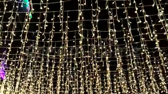 灯泡在花环上发光作为背景视频的预览图