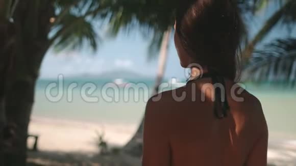 在菲律宾热带海滨休息的女人视频的预览图
