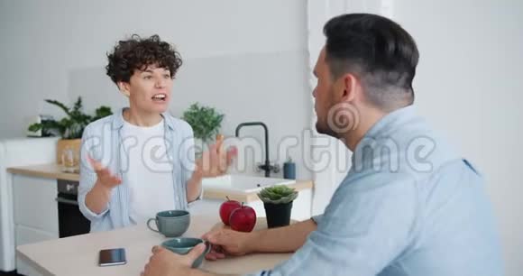 愤怒的女人在厨房餐桌上和丈夫争吵的动作很慢视频的预览图
