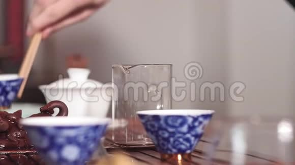 茶几上的仪式茶道水滴中国的仪式亚洲文化有选择的焦点倒茶视频的预览图