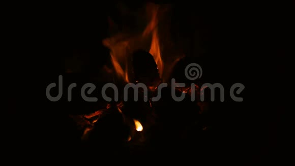 壁炉里着火了充满火木的壁炉视频的预览图