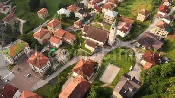 鸟瞰山村城市视频的预览图