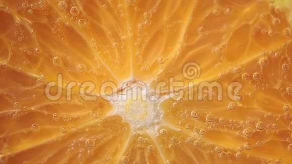 多汁成熟橙果特写水中的橙色果汁视频的预览图