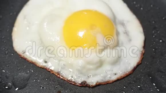 煎蛋特写早餐食品煎锅内准备1个鸡蛋视频的预览图