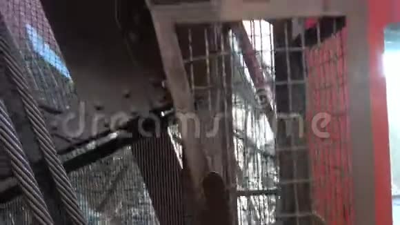 在埃菲尔铁塔与电梯一起提升视频的预览图