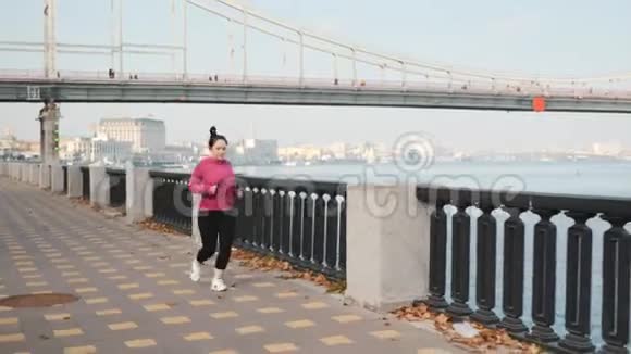 有动力的女性在工作前通过慢跑和户外有氧运动来减肥运行概念视频的预览图