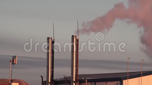 多层建筑屋顶锅炉房烟囱冒出的烟供暖供水视频的预览图