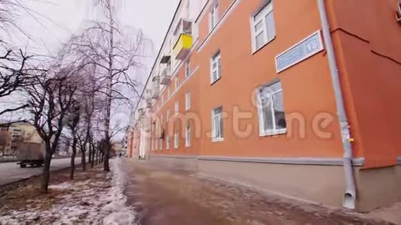 冬季街道住宅建筑橙色立面视频的预览图