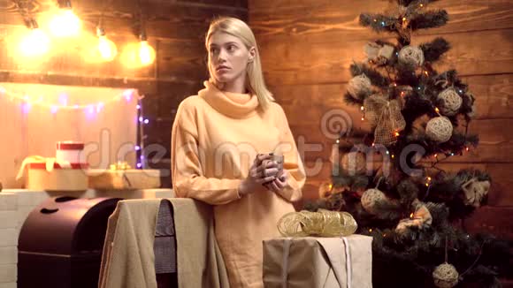 在浪漫的圣诞装饰的覆盖葡萄酒在浪漫的家中假期和人的概念快乐女孩视频的预览图