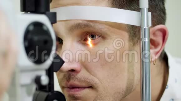 面部特写在光学诊所用非接触式眼压计做眼科检查切眼视力眼压视频的预览图