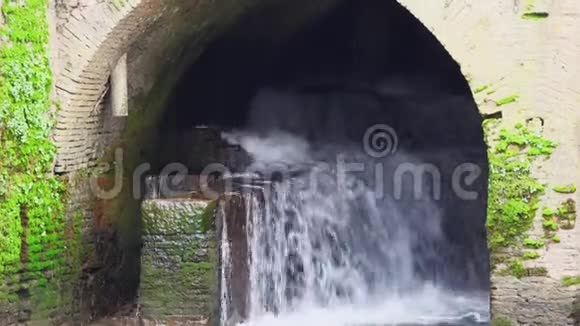 水在一条强大的溪流中流动视频的预览图