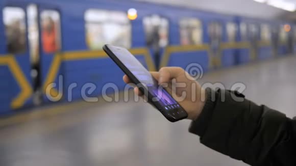 智能手机公共交通地铁城市视频的预览图