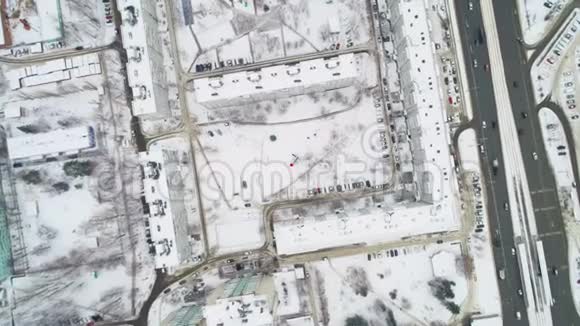 冬季临近公路的公寓大楼视频的预览图