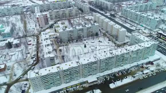 舒适的公寓综合体雪场鸟瞰图视频的预览图