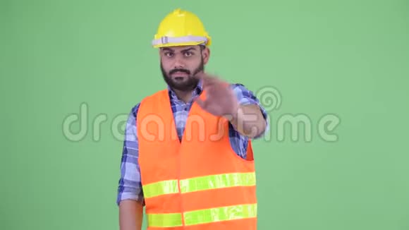 严肃的年轻的有胡子的印度男建筑工人停止手势视频的预览图