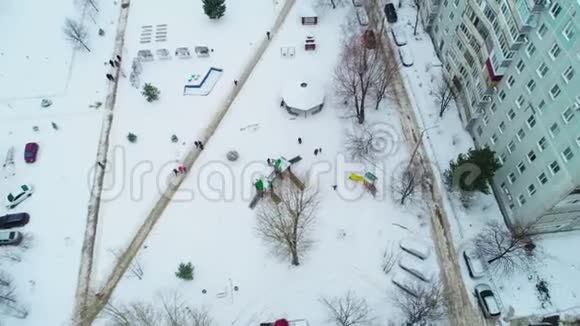 人们走在雪堆的院子里视频的预览图