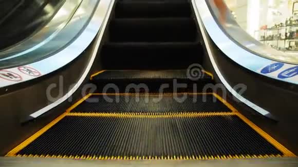 带黑色台阶的空电扶梯在商场上下移动视频的预览图