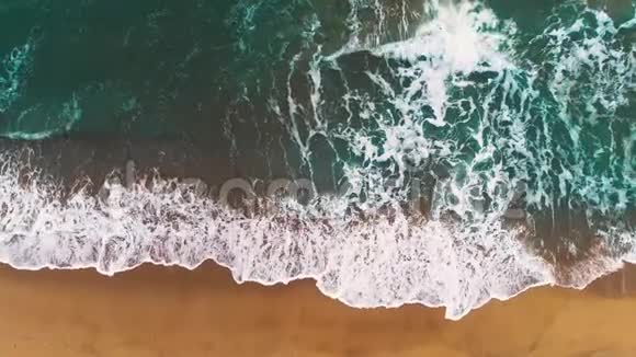 海浪拍打海滩空中俯视视频的预览图