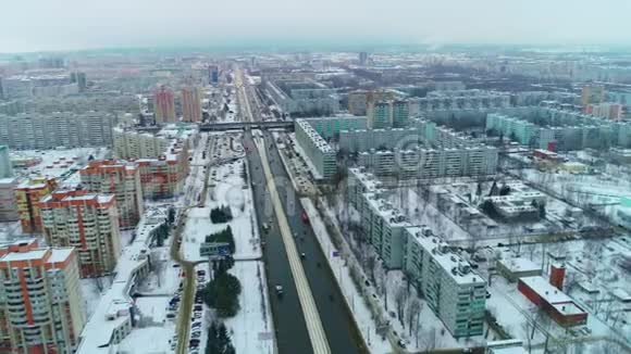 冬季在公寓楼附近开汽车的大道视频的预览图