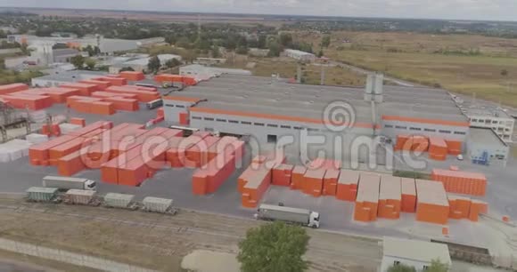 大工厂的鸟瞰图一家现代化工厂的工业外部装饰橙色视频的预览图