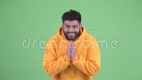 快乐的年轻胖胡子印度男人尊敬地鞠躬视频的预览图