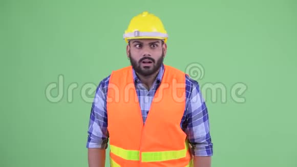 印度男建筑工人快乐年轻体重超重留胡子视频的预览图