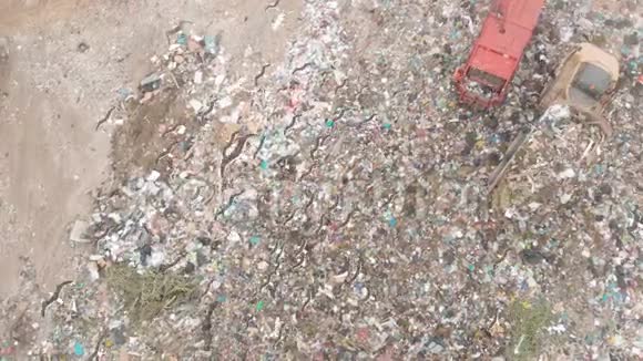 清理堆积在垃圾填埋场的垃圾的车辆视频的预览图