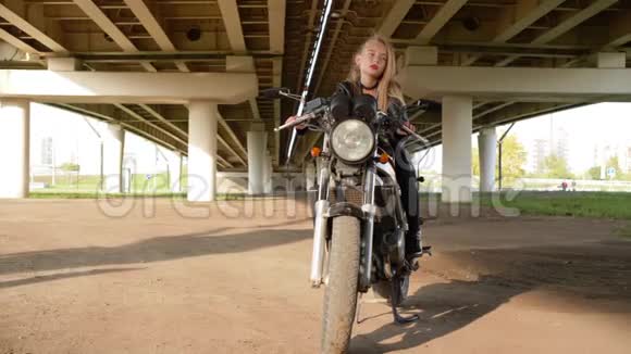 金发美女坐自行车城路合影视频的预览图