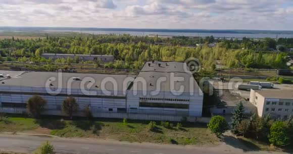 空中工厂横跨农村的一个工厂视频的预览图