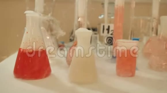 化学生产护体化妆品视频的预览图