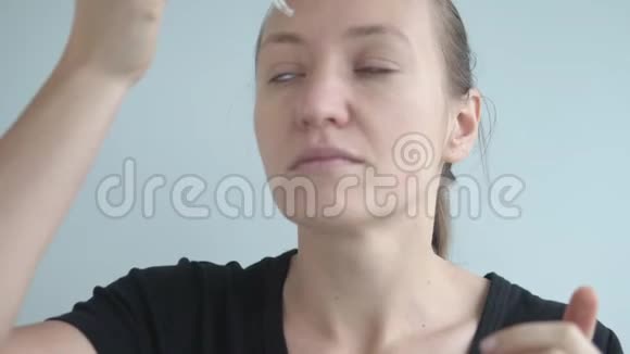 女人把抗皱的油涂在脸上视频的预览图