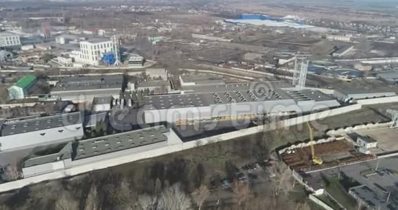 现代工业建筑外立面鸟瞰灰色工业建筑俯视视频的预览图