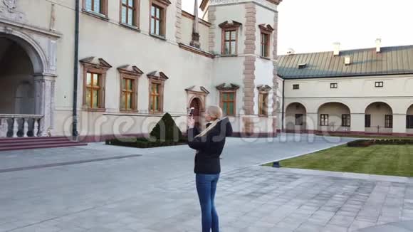 女游客在旧广场拍了一张宫殿的照片视频的预览图