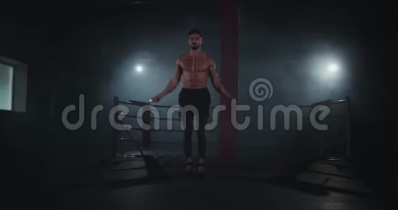 运动员用绳子集中地跳跃他在镜头前进行了艰苦而激烈的锻炼视频的预览图