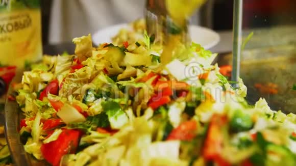 在咖啡馆里工人们把美味的沙拉和大白菜混合在一起视频的预览图