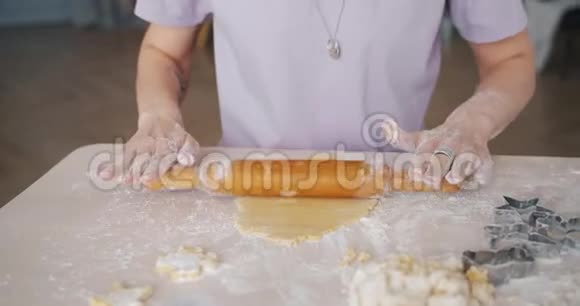 在家中用木针烹饪饼干将面团夹在女性手上视频的预览图