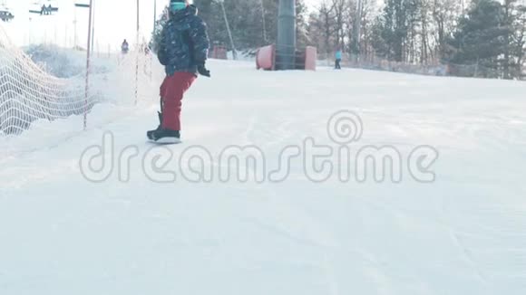 冬季滑雪板一个有现代假肢的人在山上滑冰在镜头前减速视频的预览图