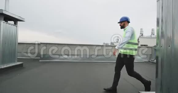 一位戴着安全帽的商人或工程师在工地上跳舞他感到非常高兴和高兴视频的预览图