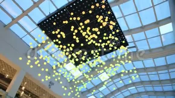在现代购物中心发光的球灯会变色视频的预览图