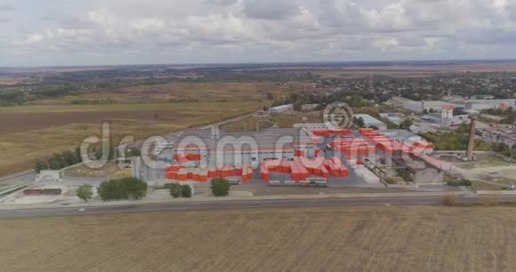 现代工厂的工业外部现代工厂的顶部景观环绕着一个橙色的新现代工厂飞行视频的预览图