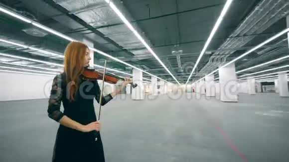一位穿黑色连衣裙的女士正热情地拉小提琴视频的预览图