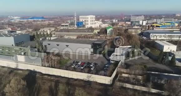 现代工厂俯视工业外观大型美丽工厂俯视视频的预览图