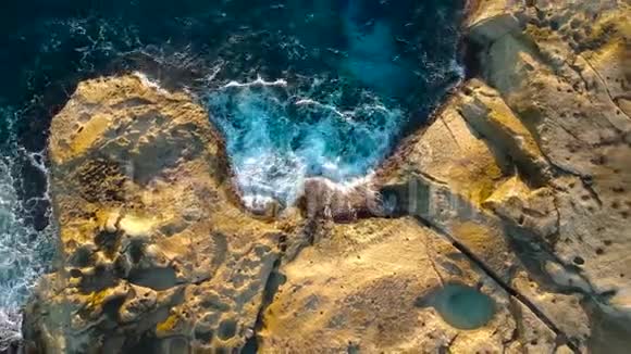 岩石海岸美丽的空中景色视频的预览图