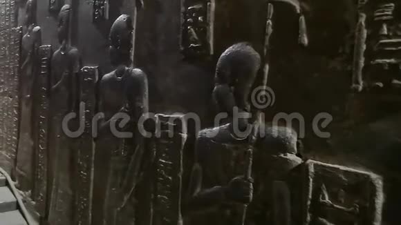 美丽的丹德拉寺遗址埃及象形文字墙上的铭文视频的预览图