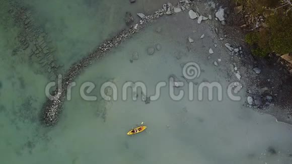 游客在克拉比的霍菲菲享受皮划艇时光视频的预览图