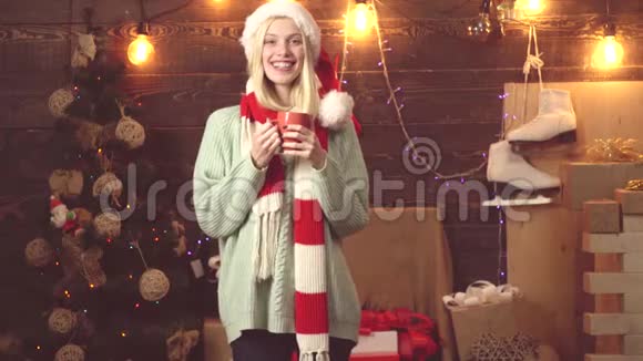 在老式木制背景上摆姿势的圣诞老人圣诞节准备女孩庆祝新年站在那里的视频的预览图